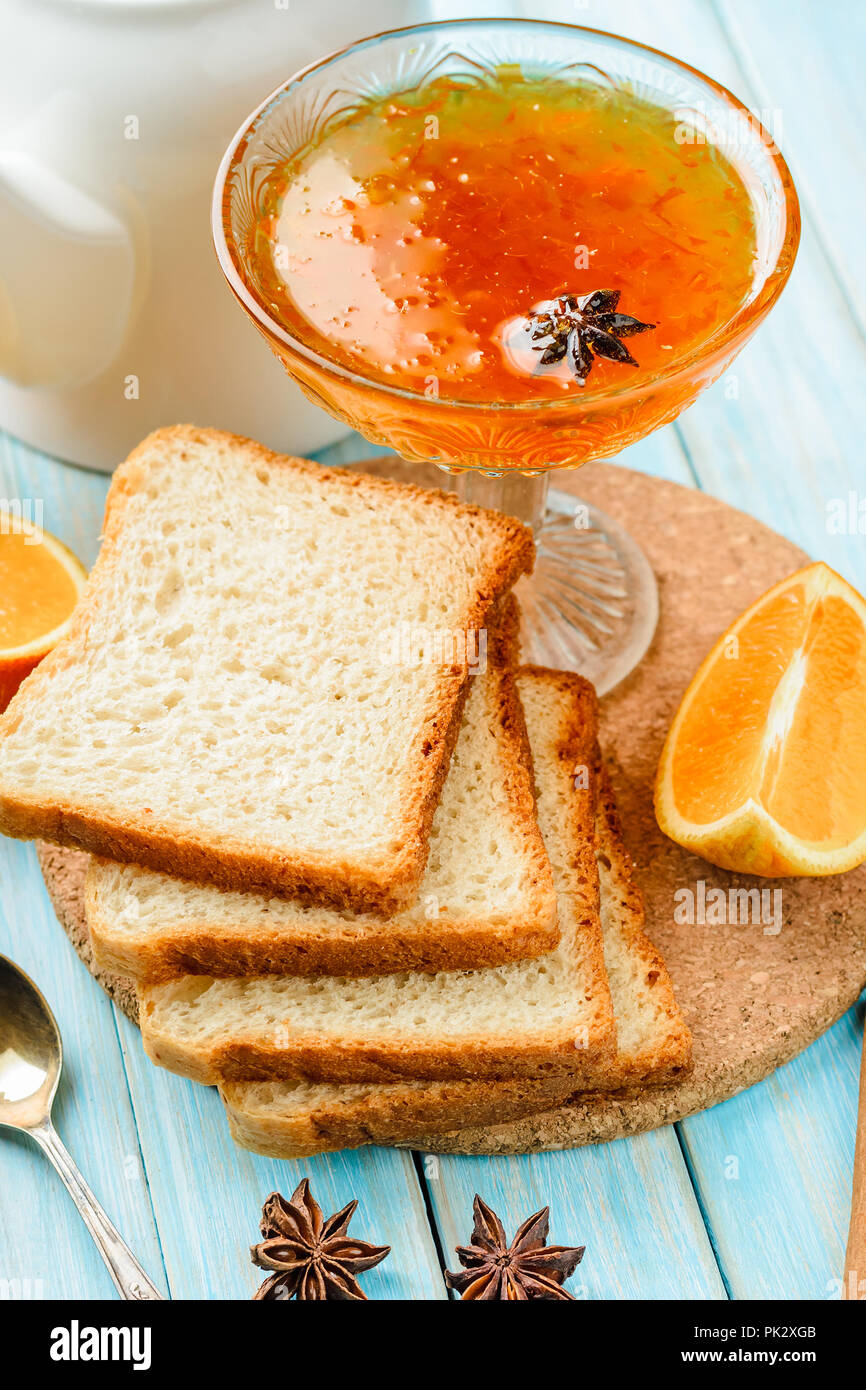 Toast con fatti in casa orange inceppata sul tavolo blu, close up Foto Stock