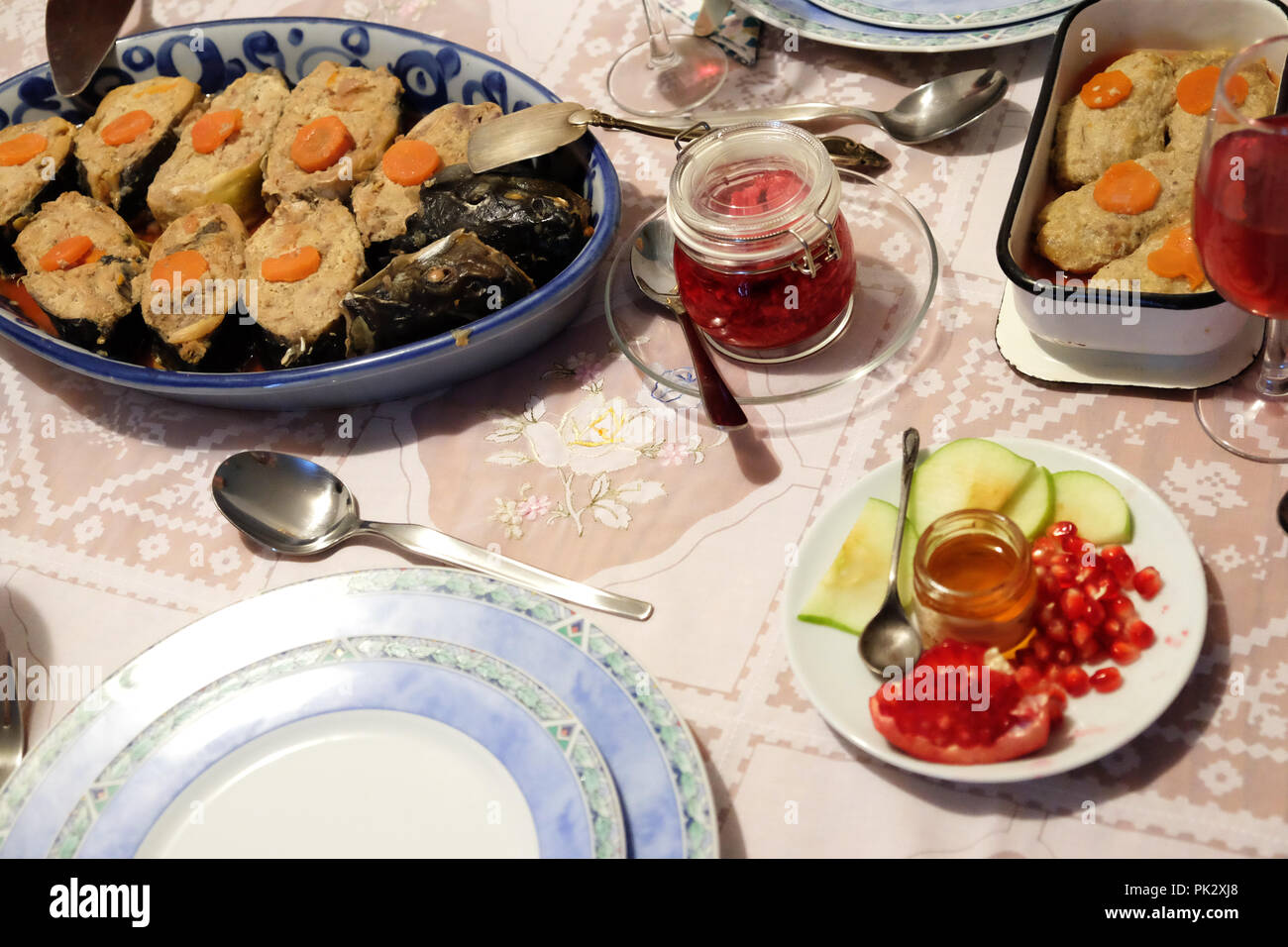 Rosh Hashanah - jewish anno nuovo cibo - gefiltefish melograno rafano Foto Stock