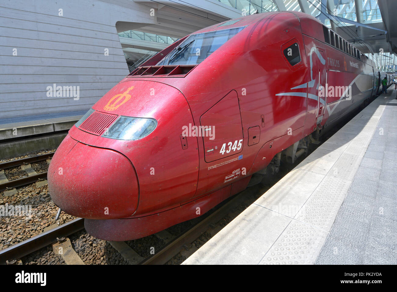 Aerodinamica sul trasporto pubblico SNCF TGV Thalys PBKA semplificata locomotiva elettrica ad alta velocità treno passeggeri a Liegi Belgio UE stazione ferroviaria Foto Stock