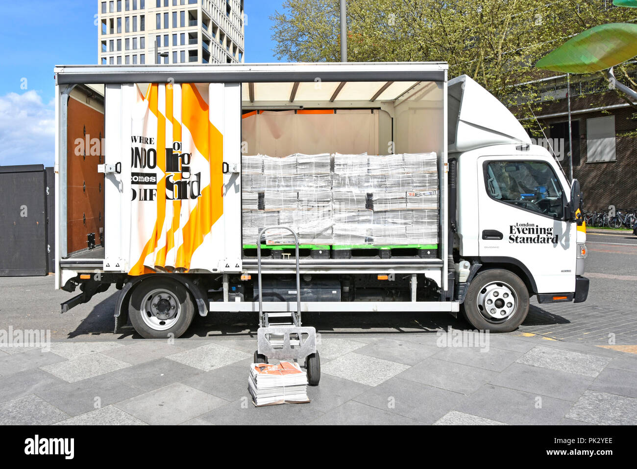 Vista laterale scorrevole a scomparsa tenda tirato indietro su autocarro autocarro per lo scarico di Evening Standard quotidiano free delivery Stratford East London Inghilterra England Regno Unito Foto Stock