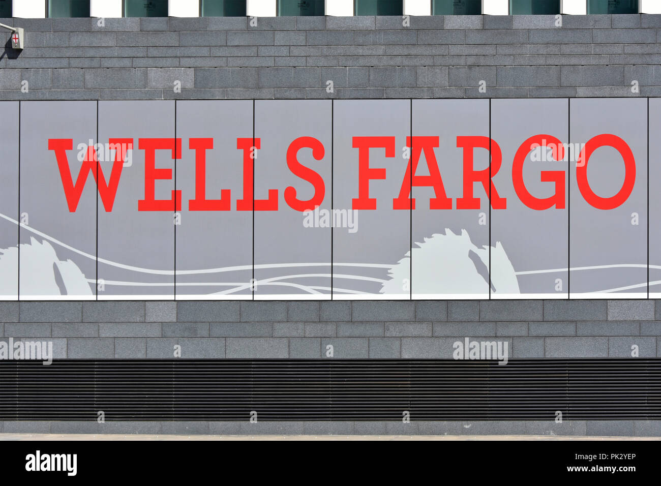 Vicino il segno rosso alla base della nuova Banca Wells Fargo Bank & Financial Services business nuova build office block facciata sede europea City of London REGNO UNITO Foto Stock