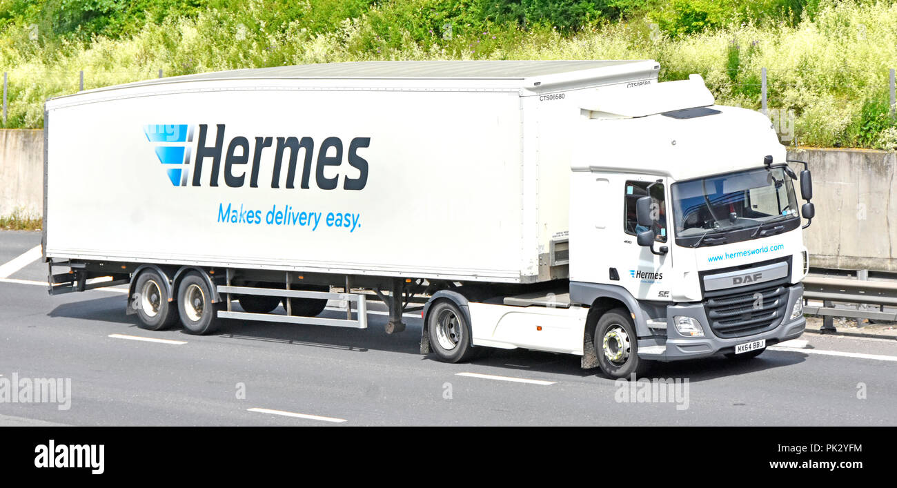 Trasporto in Hermes consegna rende facile dice slogan pubblicitario sul lato della catena di fornitura di mezzi pesanti di trasporto camion carrello M25 Autostrada Essex England Regno Unito Foto Stock