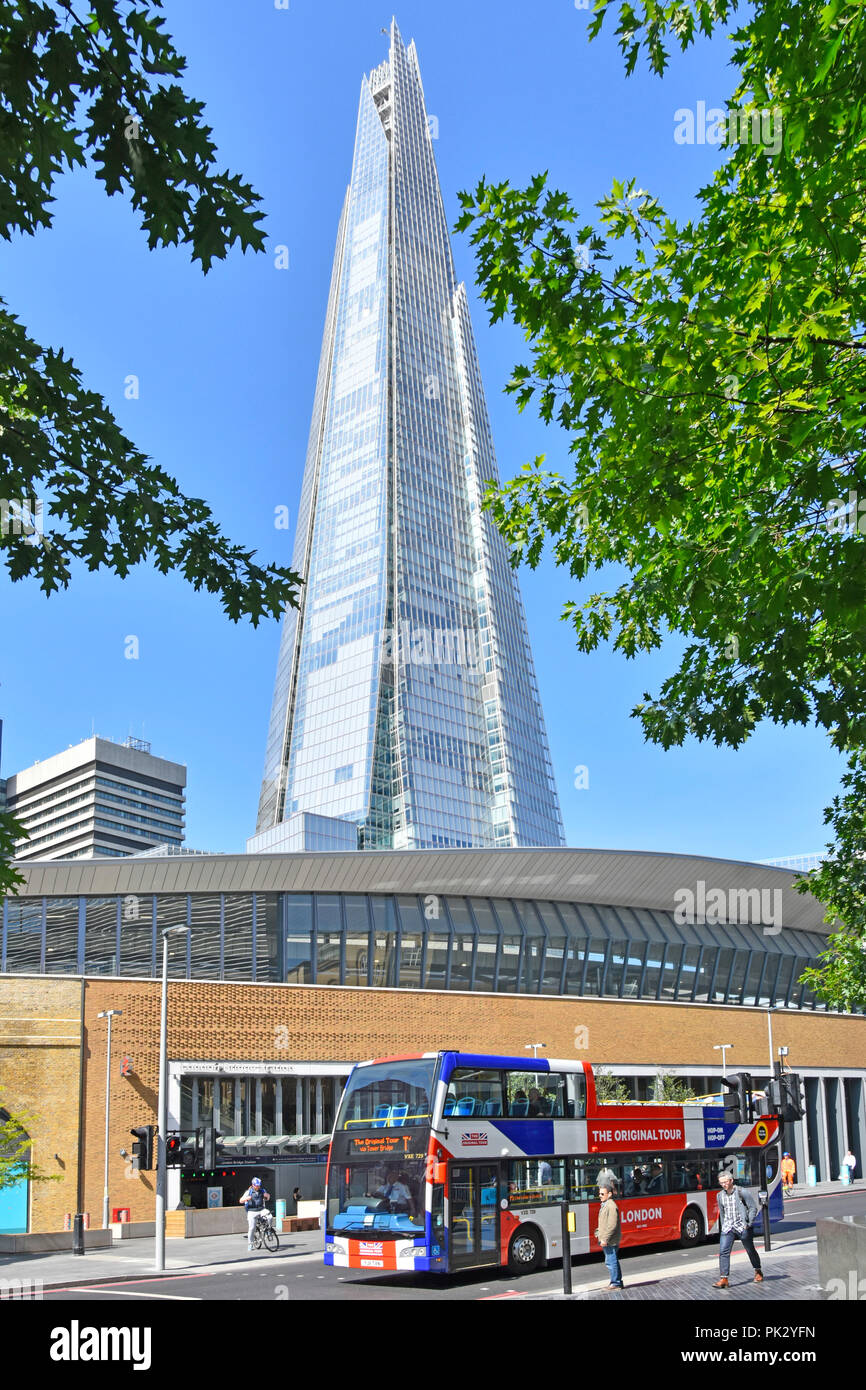 Open Top double decker rosso bianco e blu London tour bus & La Shard grattacielo landmark building Tooley Street Southwark South London REGNO UNITO Foto Stock