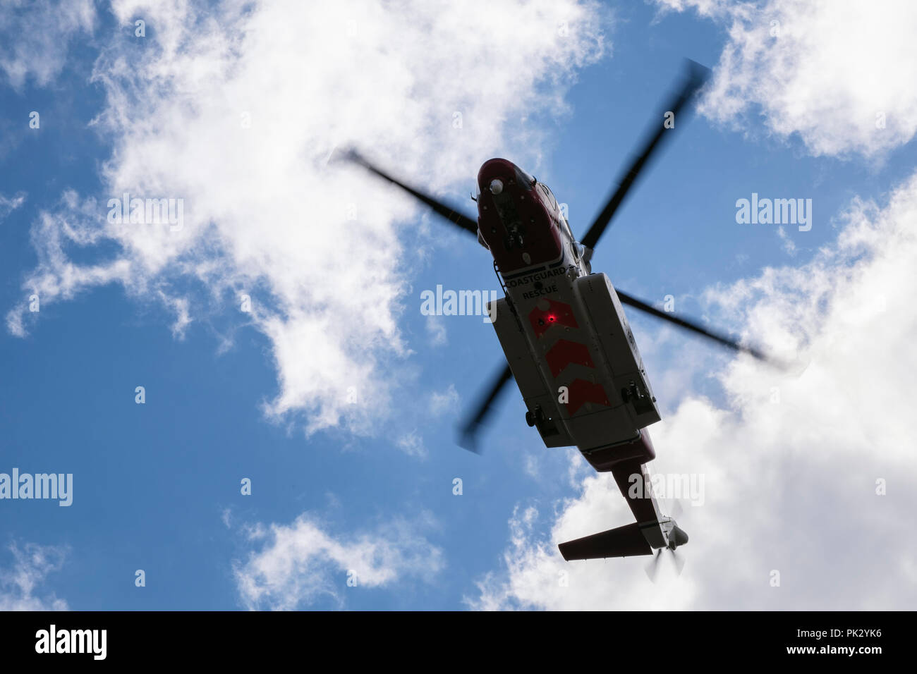 HM Coastguard Bristow di ricerca e salvataggio in elicottero 936 hovering overhead durante una montagna operazione di salvataggio in Snowdonia, Wales, Regno Unito, Gran Bretagna Foto Stock