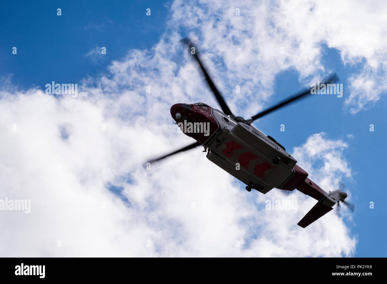 HM Coastguard Bristow di ricerca e salvataggio in elicottero 936 hovering overhead durante una montagna operazione di salvataggio in Snowdonia, Wales, Regno Unito, Gran Bretagna Foto Stock