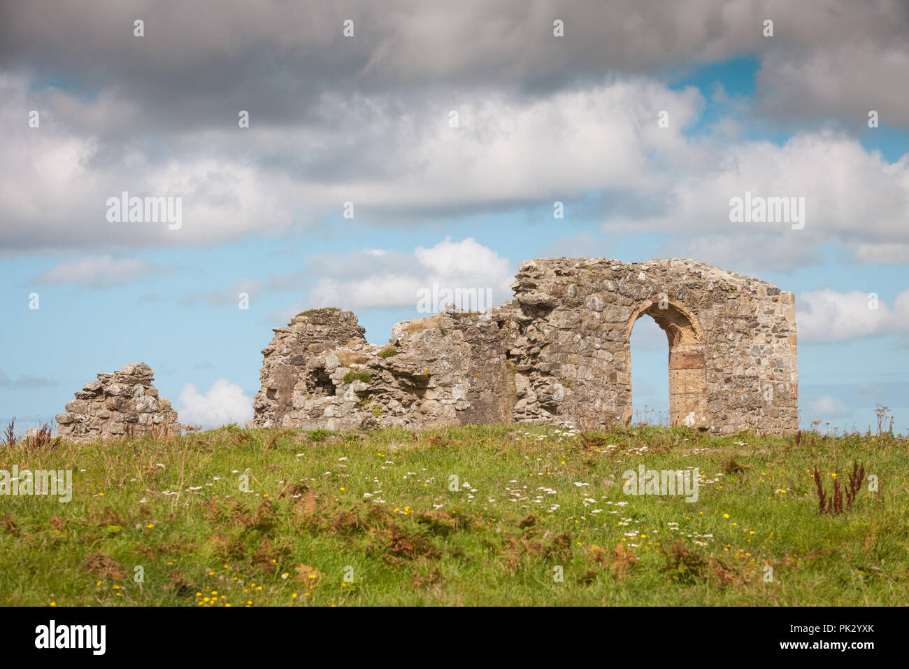 Le rovine della cappella Llanddwyn, Llanddwyn Island, Anglesey, Galles REGNO UNITO Foto Stock