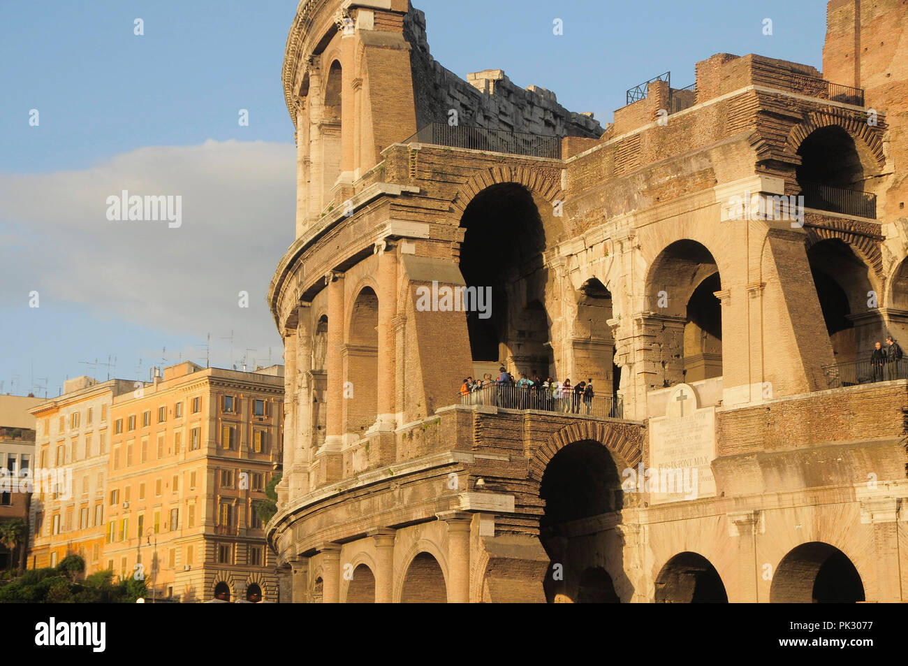 Italia Lazio Roma Colosseo, vista in sezione trasversale del Colosseo in una luce calda. Foto Stock