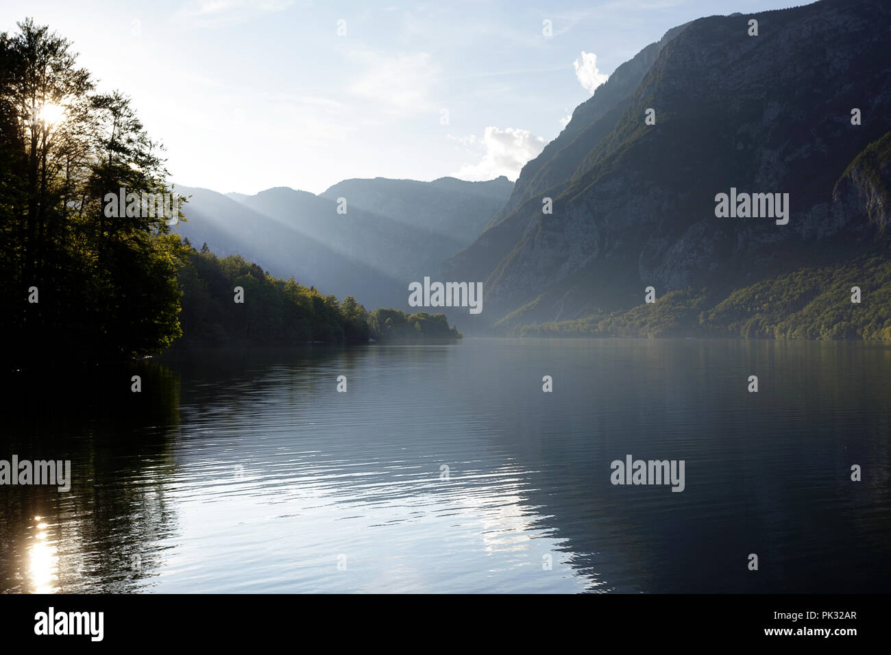 Sera La riflessione in alpine lago di Bohinj, Slovenia Foto Stock