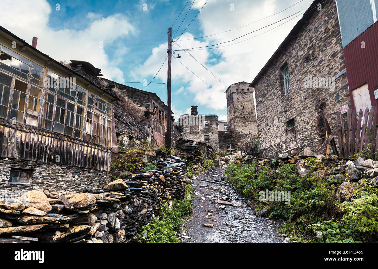 Vista del villaggio di Ushguli. Antiche Torri svan nel villaggio di Ushguli in autunno la mattina in montagne del Caucaso. Svaneti superiore, la Georgia, l'Europa. Foto Stock