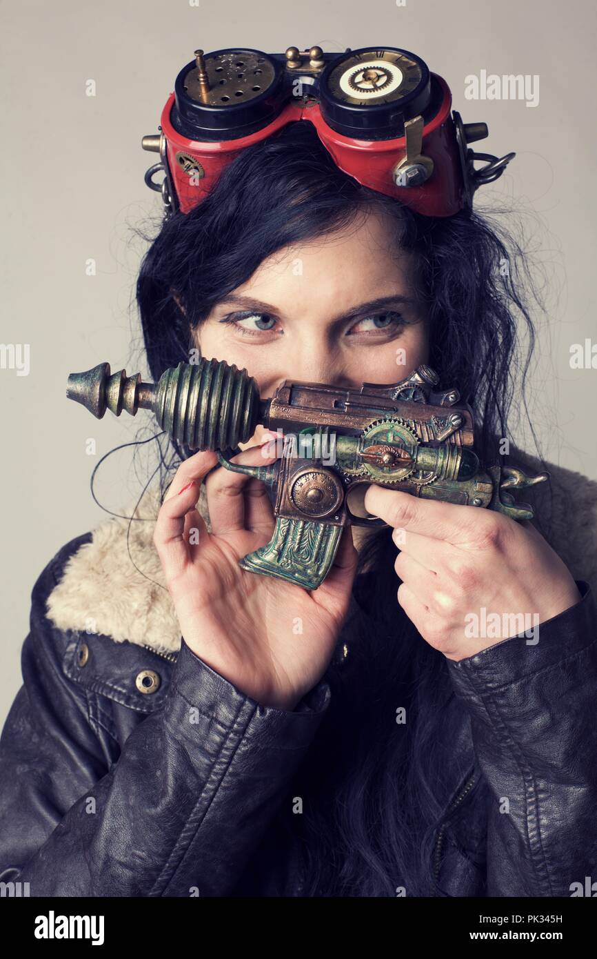Headshot dieselpunk ragazza con ray gun Foto Stock
