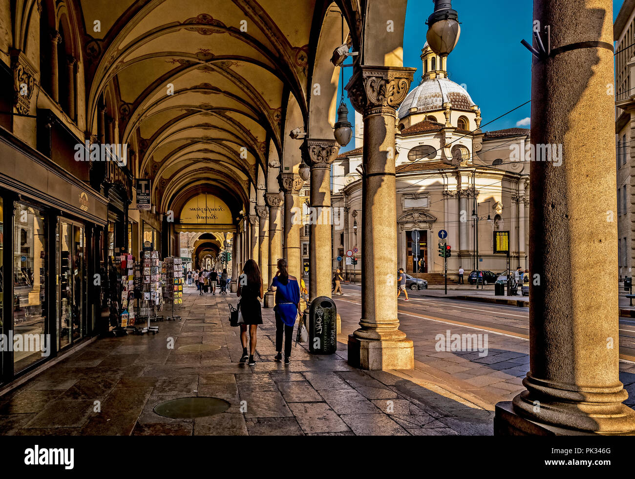 Italia Piemonte Torino Via Pietro Micca - Arcade e Chiesa di San Tommaso Foto Stock