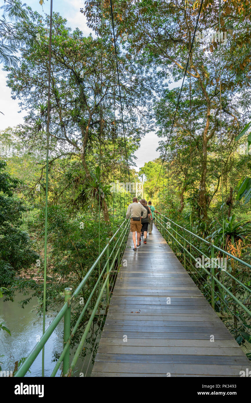 I turisti sul ponte di pietra, Tenorio Il Parco Nazionale del Vulcano, Costa Rica Foto Stock