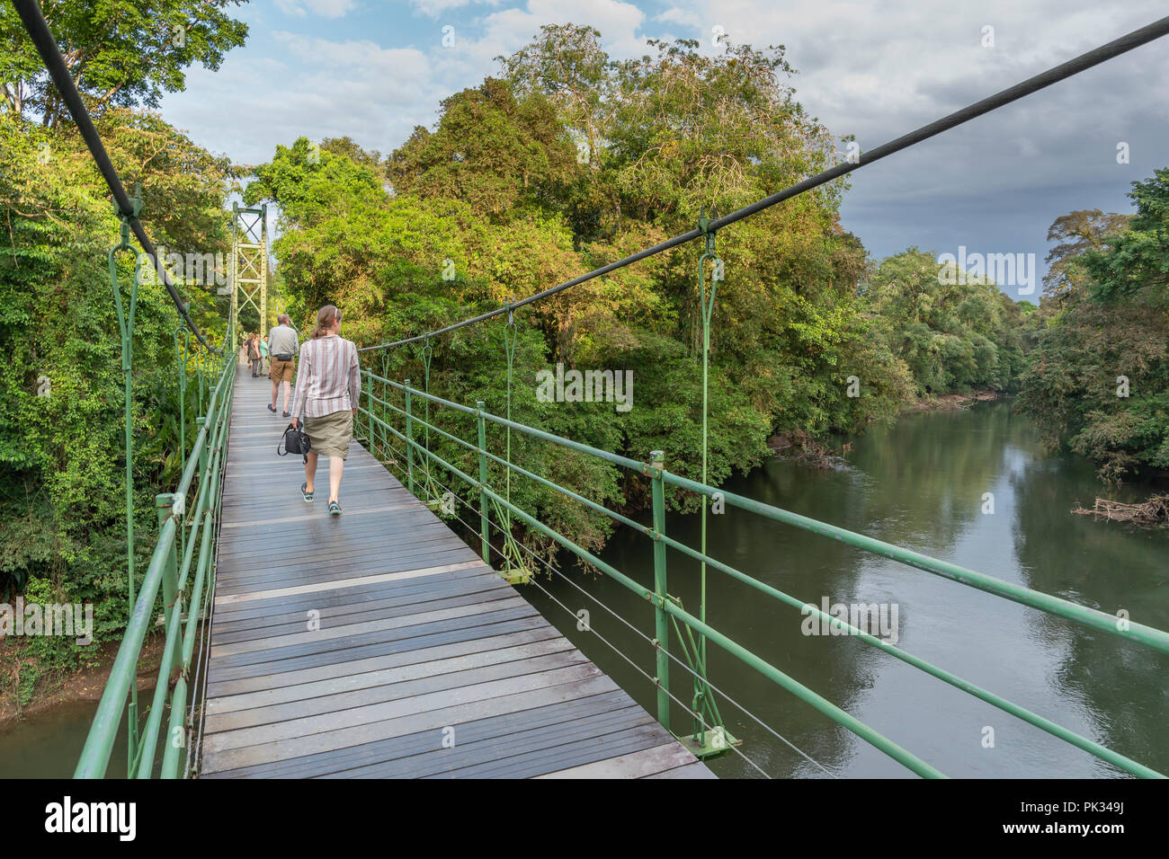 I turisti sul ponte di pietra, Tenorio Il Parco Nazionale del Vulcano, Costa Rica Foto Stock