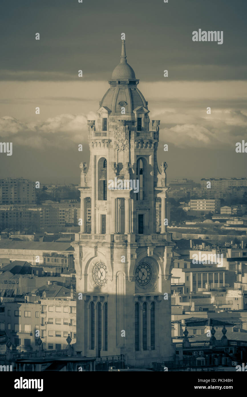 Porto è la seconda città più grande del Portogallo dopo Lisbona e una delle principali aree urbane della penisola iberica. Foto Stock