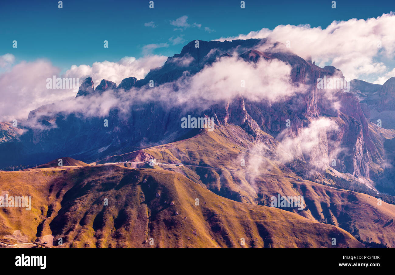 Vista della Sella groupfrom Passo Sella. Parco nazionale di Geisler Odle. Dolomiti Alto Adige Südtirol. L'Italia, l'Europa. Instagram tonificante. Foto Stock