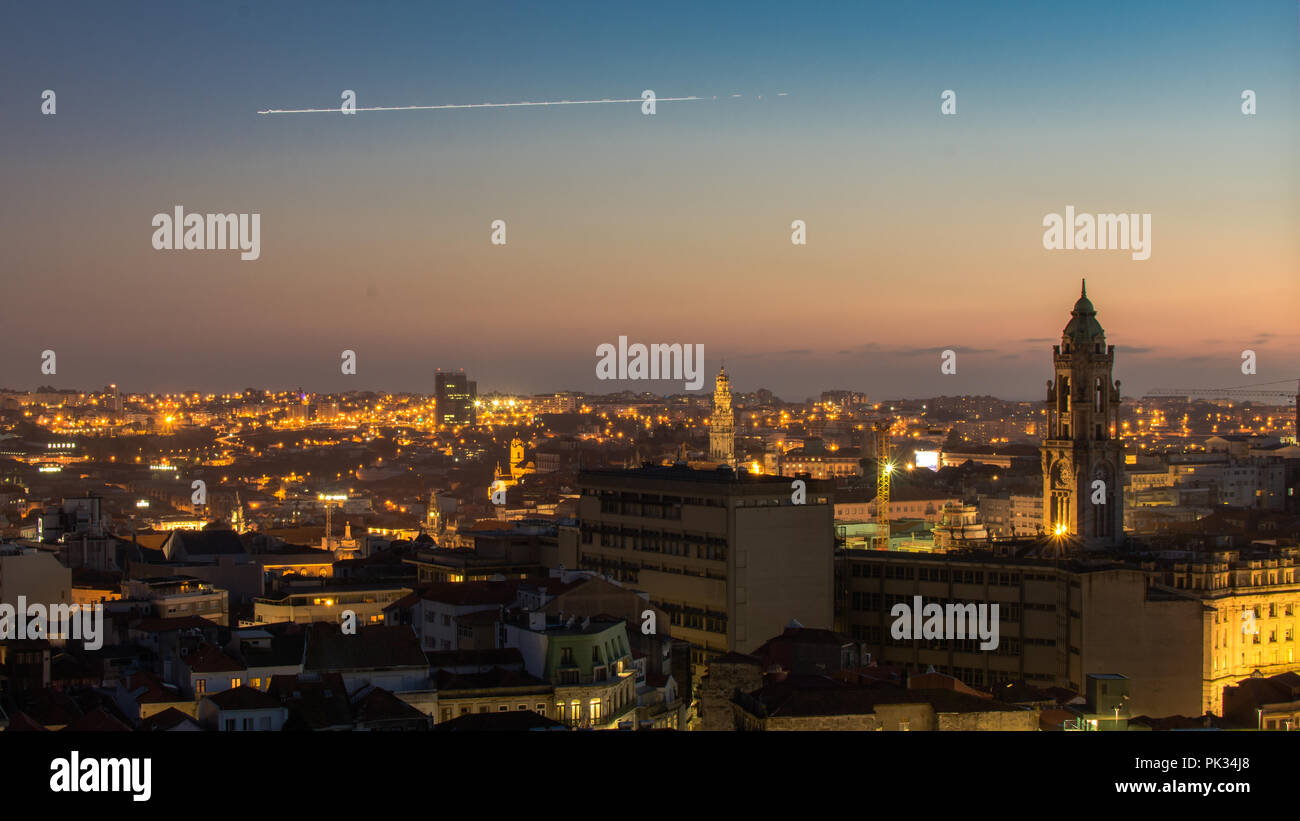 Porto è la seconda città più grande del Portogallo dopo Lisbona e una delle principali aree urbane della penisola iberica. Foto Stock