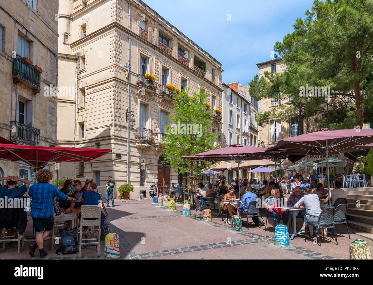 Caffè e ristoranti su Rue Saint-Paul nella storica città vecchia, Montpellier, Languedoc, Francia Foto Stock