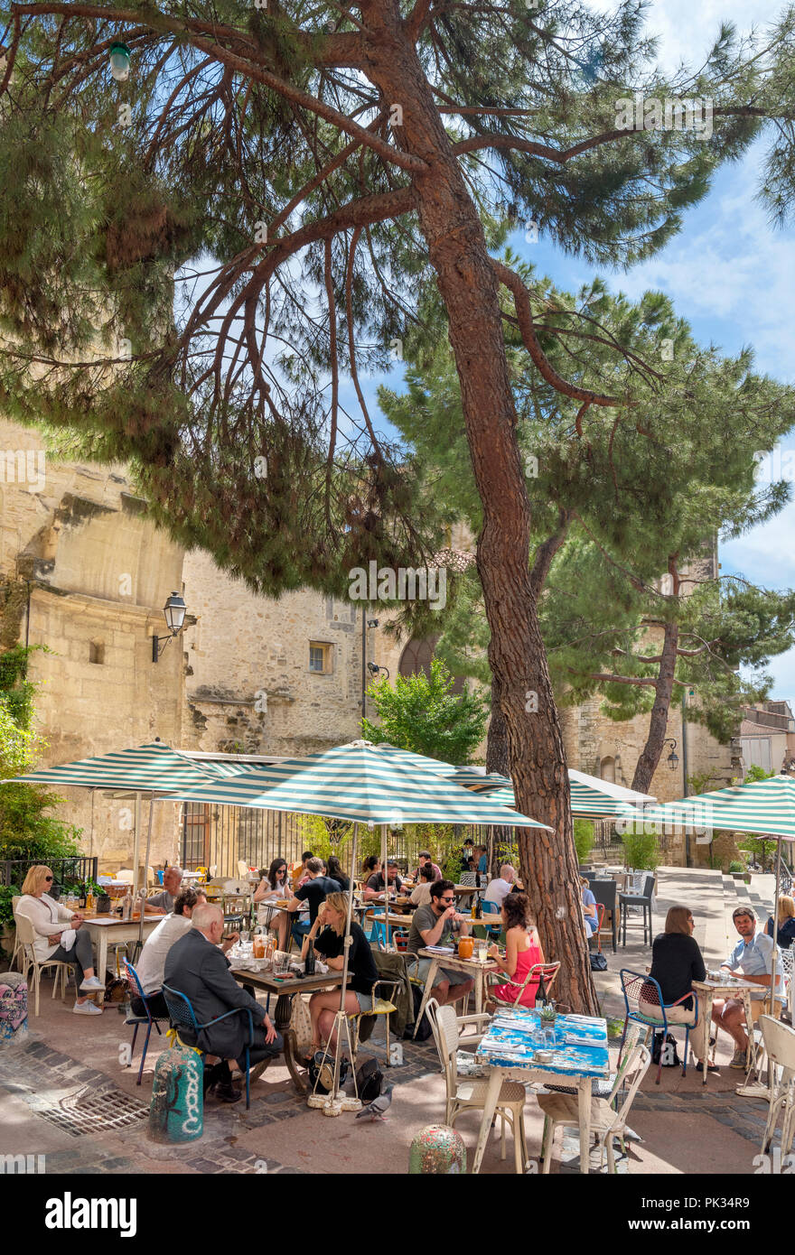 Caffè e ristoranti su Rue Saint-Paul nella storica città vecchia, Montpellier, Languedoc, Francia Foto Stock