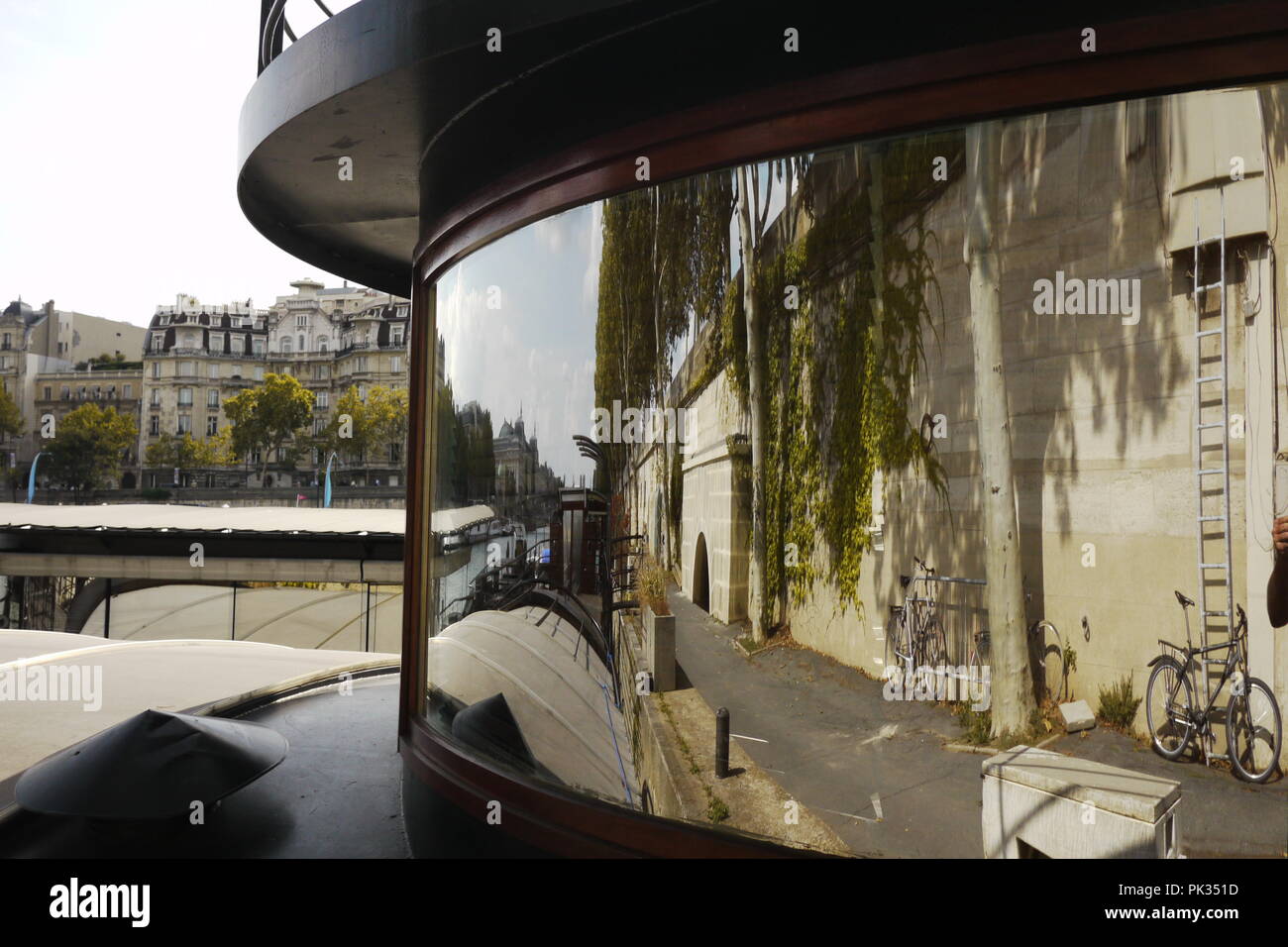 Camminando lungo la riva del fiume Senna a Parigi e ho visto un bel riflesso nella finestra di una casa galleggiante. Foto Stock