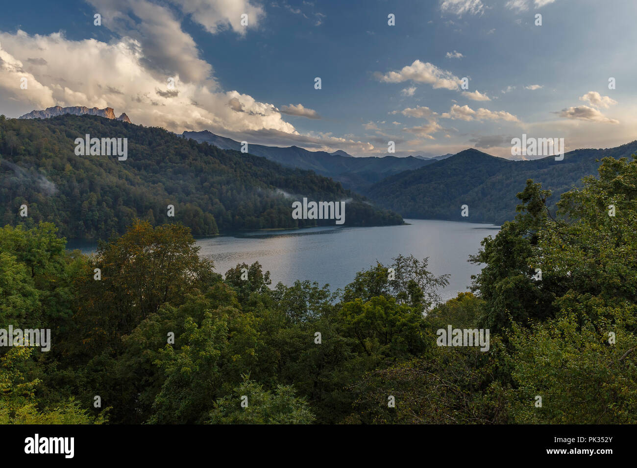 Il lago di Goygol in Azerbaigian nel mese di settembre Foto Stock