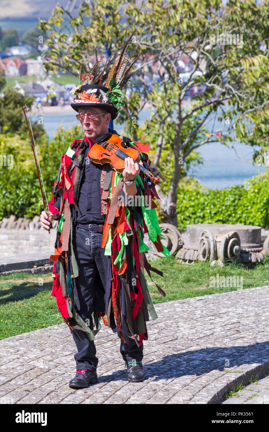 Morris ballerina musicista violin player, membro della Fox Morris a Swanage Folk Festival, Swanage, DORSET REGNO UNITO su una bella calda giornata di sole nel mese di settembre Foto Stock