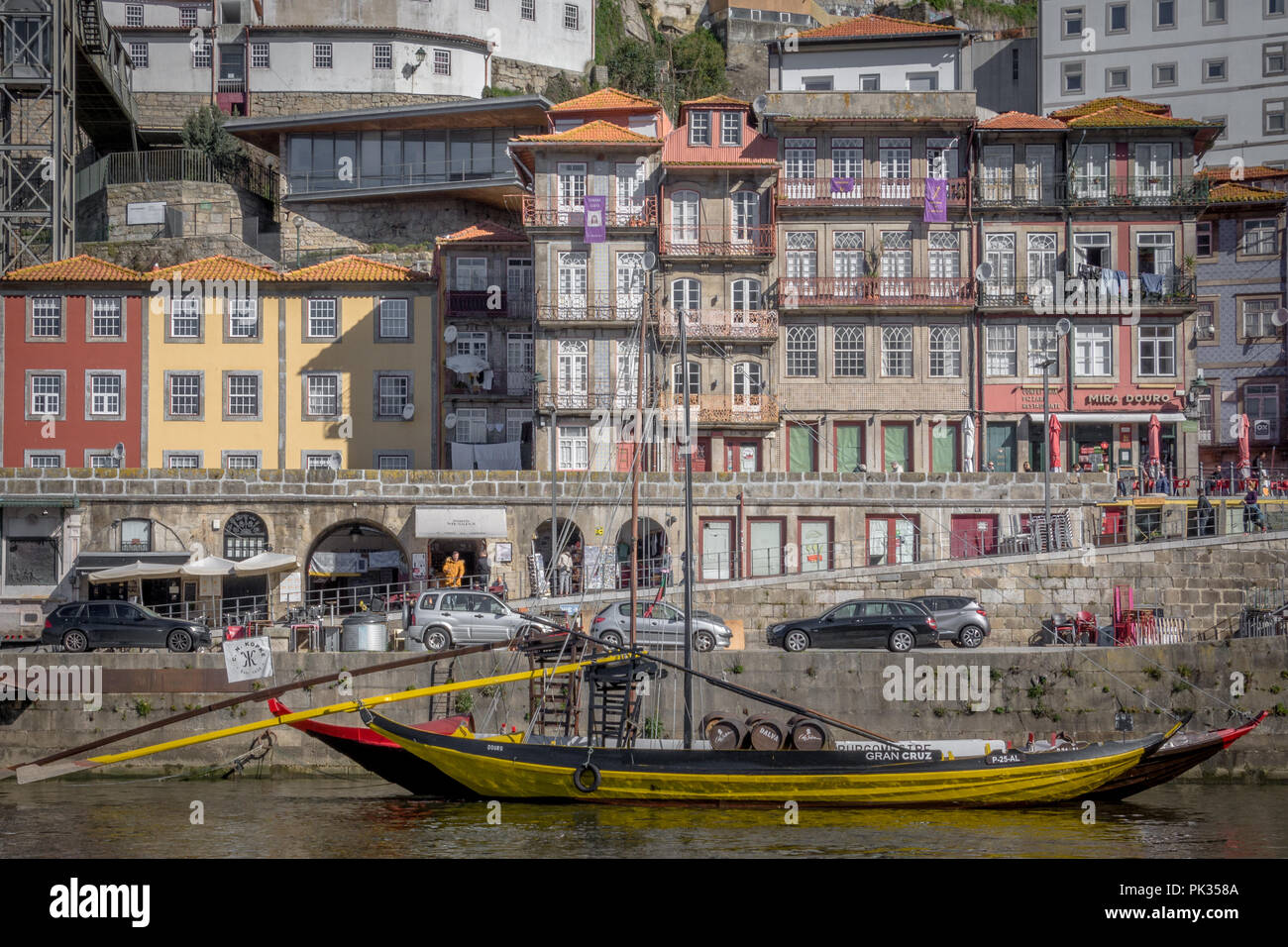 Porto è la seconda città più grande del Portogallo dopo Lisbona e una delle principali aree urbane della penisola iberica. Foto Stock