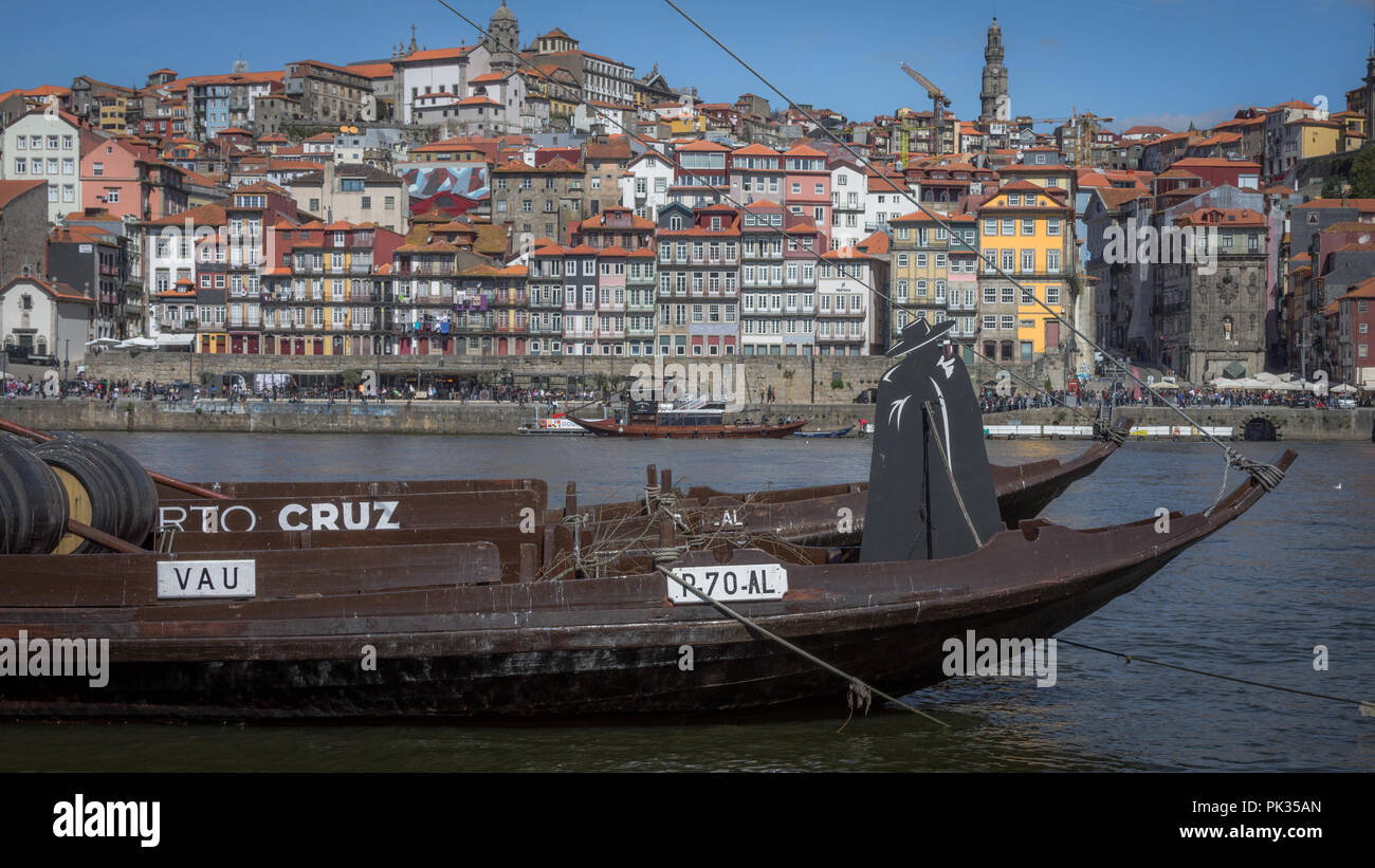 Porto è la seconda città più grande del Portogallo dopo Lisbona e una delle principali aree urbane della penisola iberica. Foto Stock