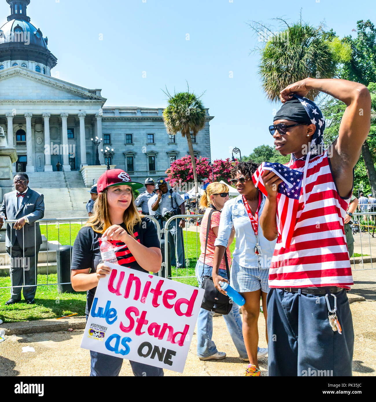 Bandiera confederate contestatori raccogliere al di fuori del Sud Carolina Casa per vedere la bandiera della rimozione, 10 luglio 2015, a Columbia nella Carolina del Sud. Foto Stock