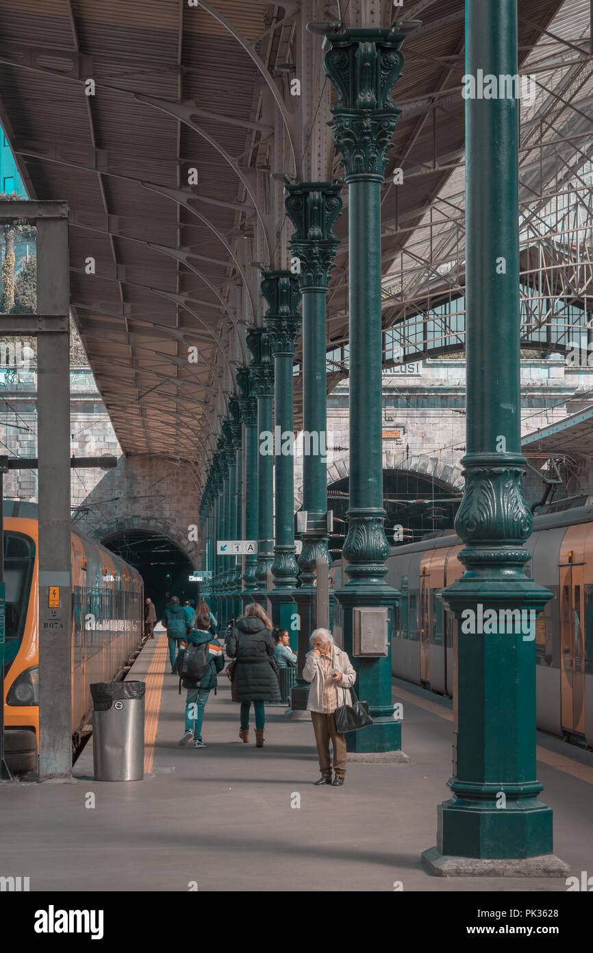 Porto è la seconda città più grande del Portogallo dopo Lisbona e una delle principali aree urbane della penisola iberica. Foto Stock