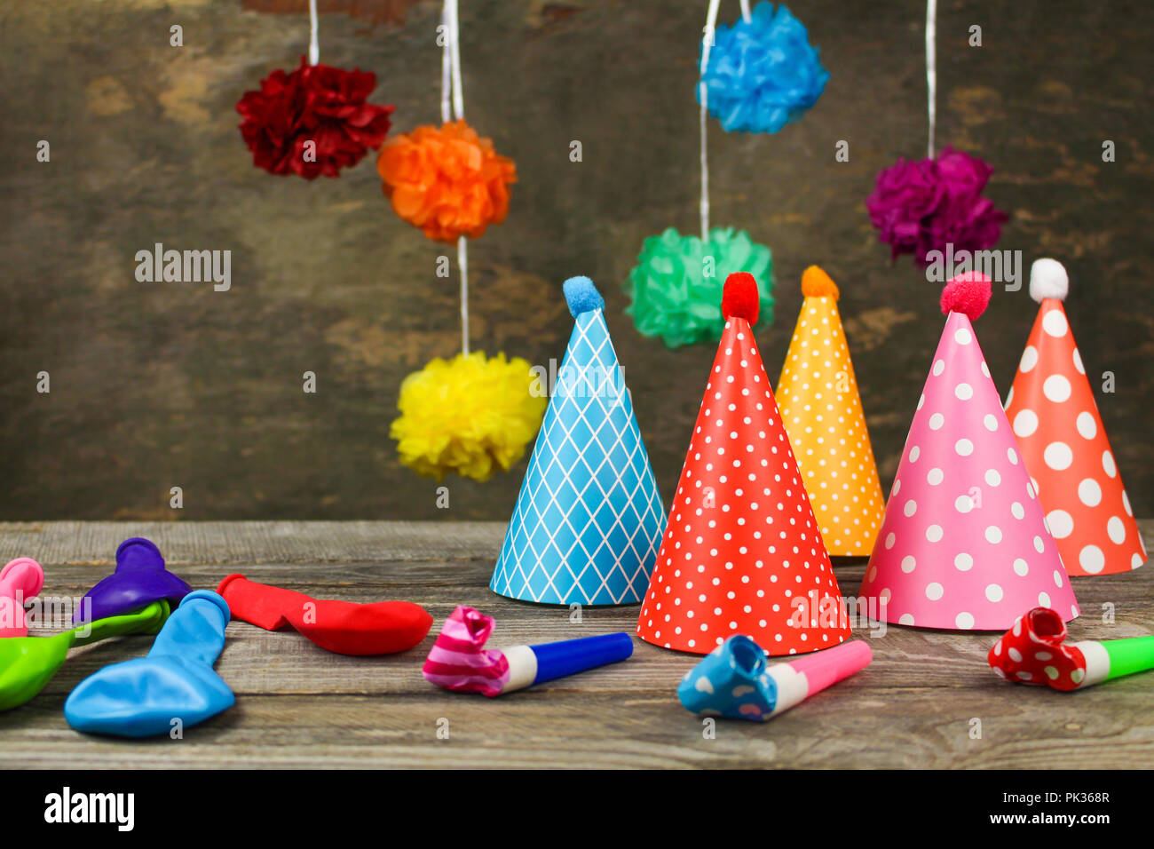 Holiday cappelli, fischietti, palloncini. Concetto di festa di compleanno di bambini. Foto Stock