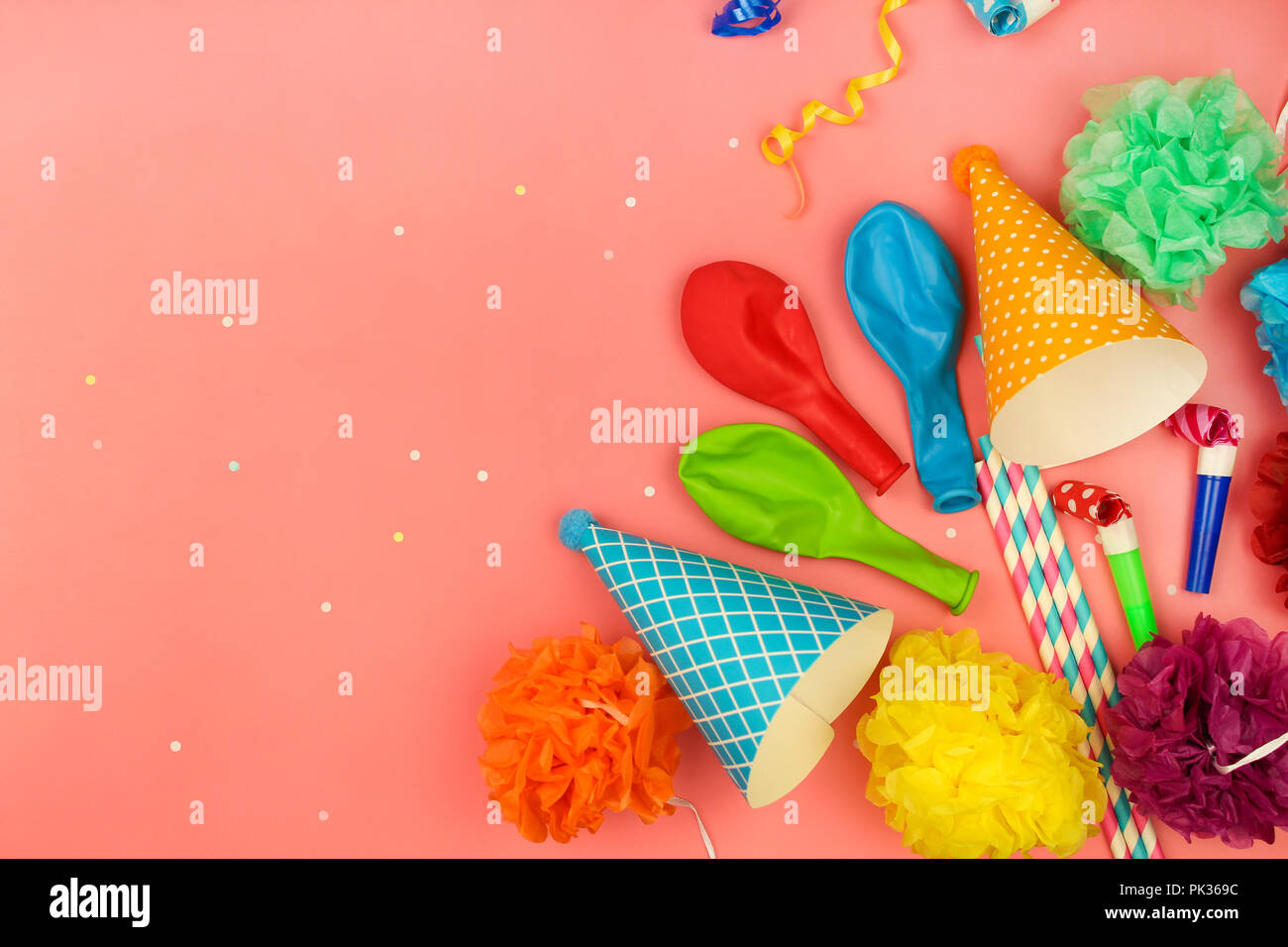 Holiday cappelli, fischietti, palloncini. Concetto di festa di compleanno di bambini. Foto Stock