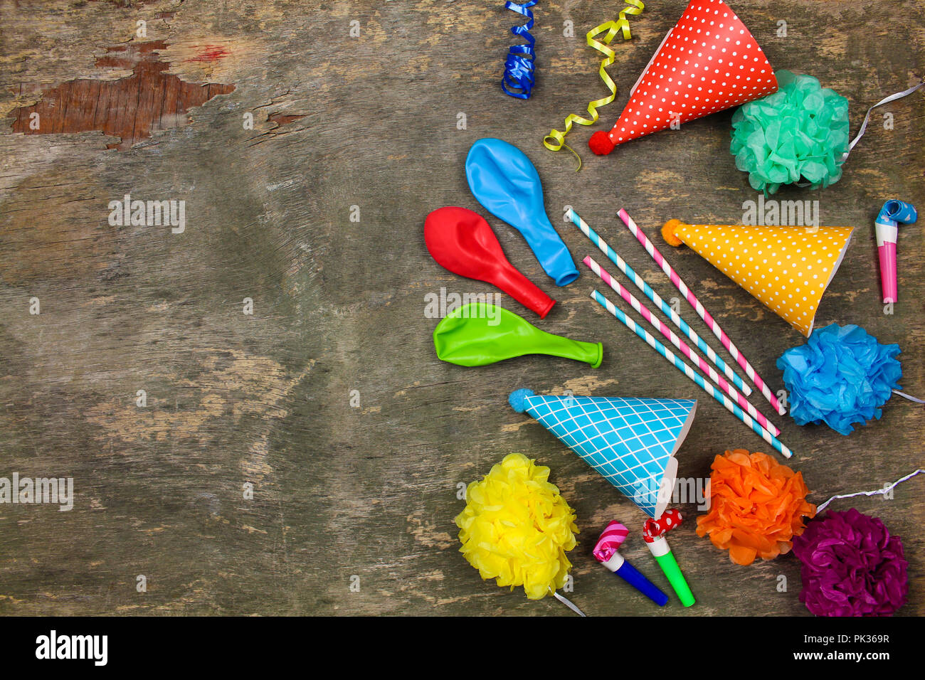 Holiday cappelli, fischietti, palloncini sul vecchio sfondo di legno.  Concetto di festa di compleanno di bambini. Vista dall'alto Foto stock -  Alamy