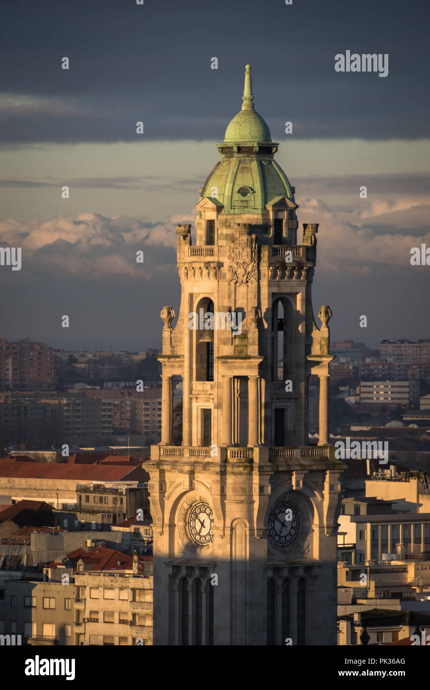 Porto è la seconda città più grande del Portogallo dopo Lisbona e una delle principali aree urbane della penisola iberica. Foto Stock
