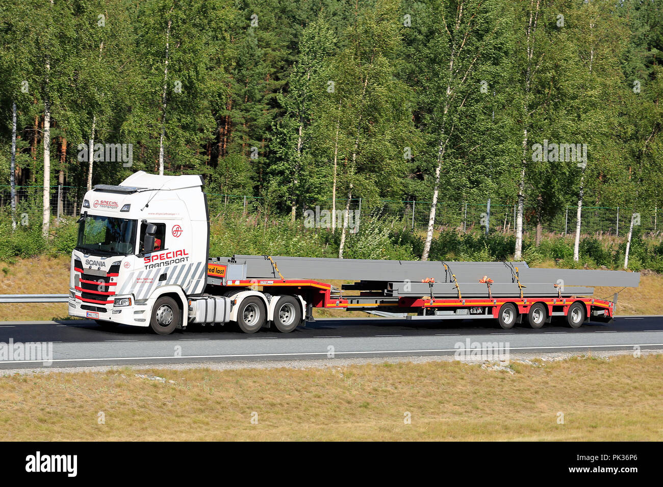 Prossima generazione di Scania R500 di Ismo Partanen per trasporti speciali cale lungo carico oversize in autostrada. Salo, Finlandia - 3 agosto 2018. Foto Stock