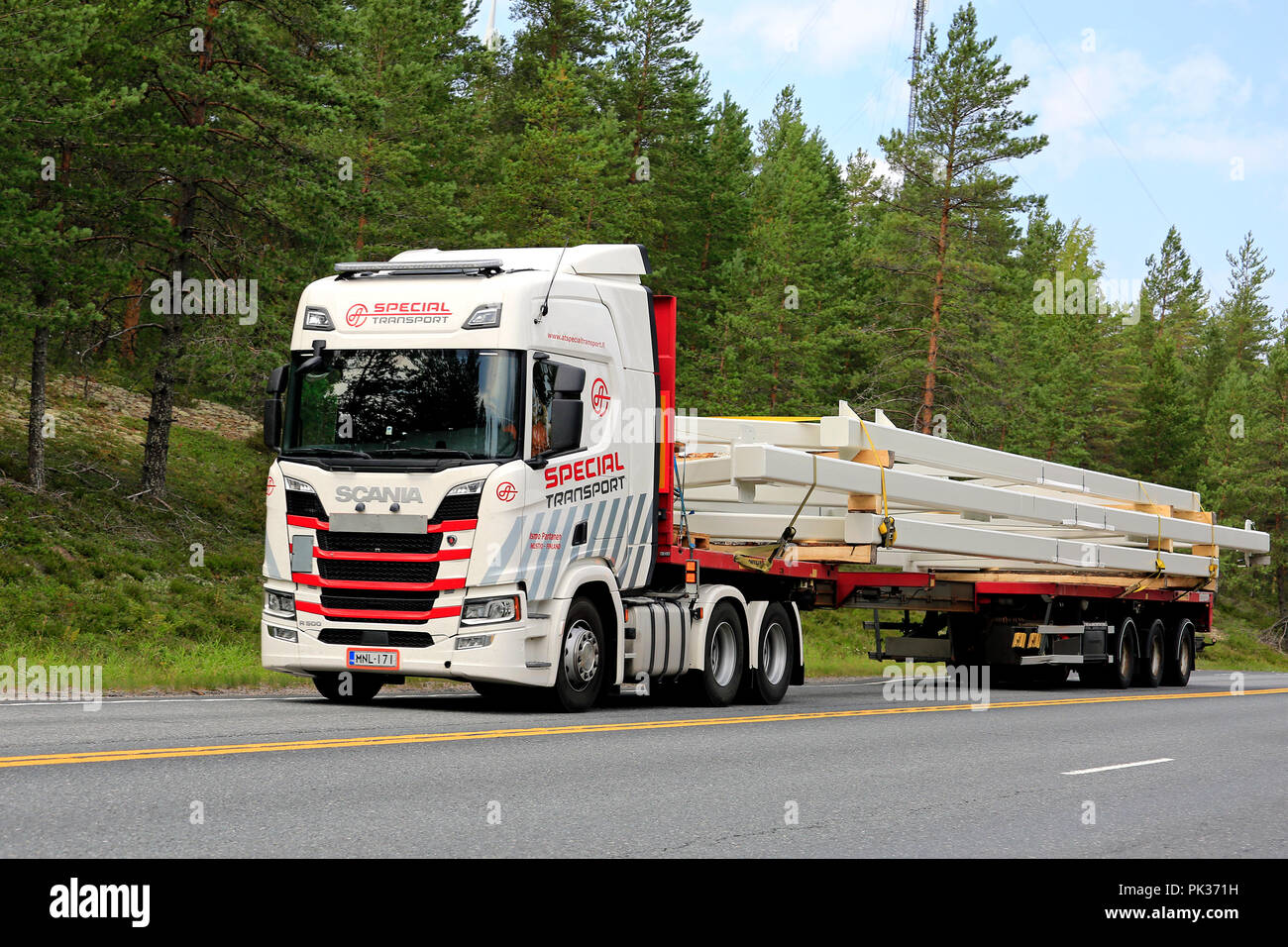 Prossima generazione di Scania R500 di Ismo Partanen per trasporti speciali cale oversize oggetto industriale su strada. Ikaalinen, Finlandia - Agosto 9, 2018. Foto Stock