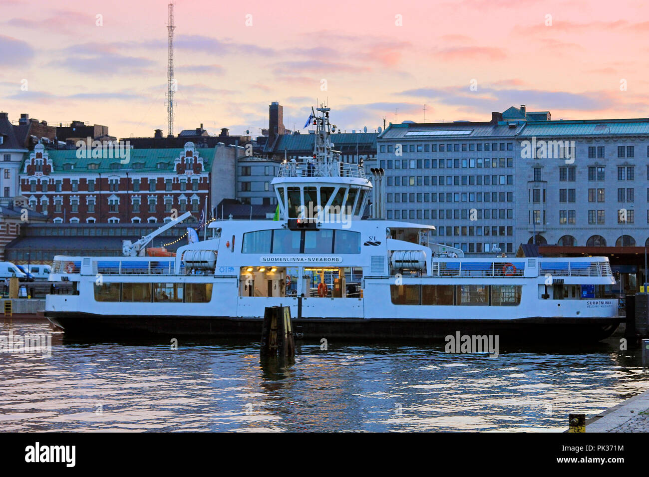 HSL traghetto per Suomenlinna fortezza sul mare a piazza del mercato in autunno al tramonto del tempo. Helsinki, Finlandia - 5 settembre 2018. Foto Stock