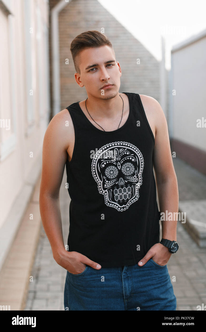 Ritratto di giovane uomo elegante in una camicia nera con un teschio. Foto Stock