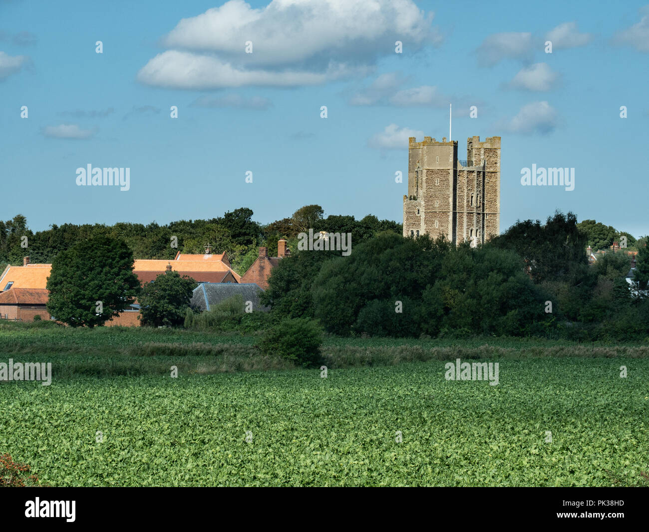 Orford castle visto dalle rive del fiume Alde dei terreni agricoli Foto Stock