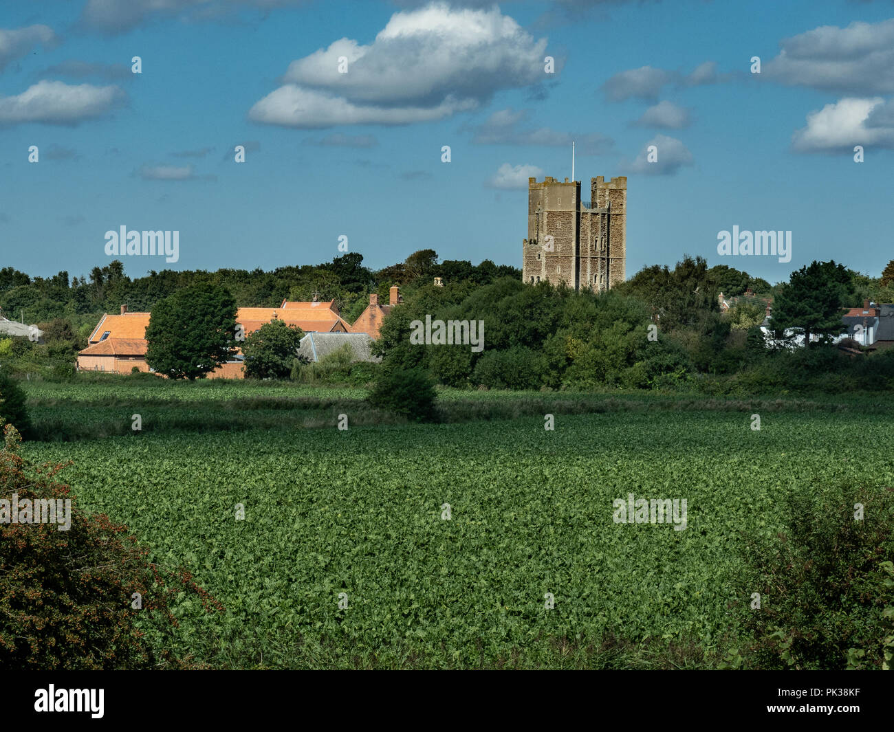 Orford castle visto dalle rive del fiume Alde dei terreni agricoli Foto Stock