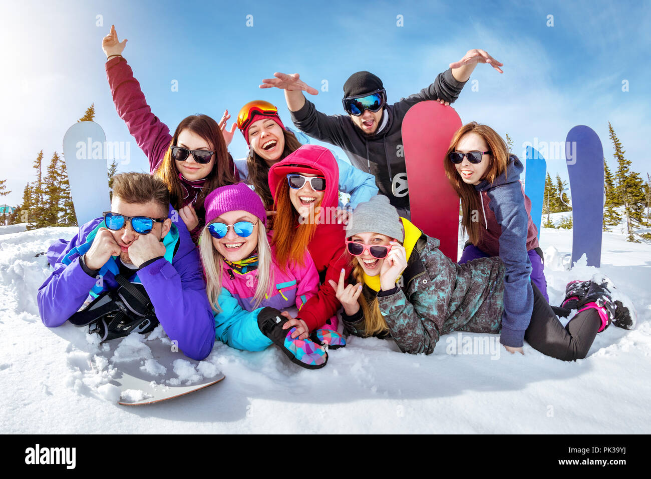 Happy amici sciatori e snowboarder avendo divertimento allo ski resort. Vacanze invernali concept Foto Stock