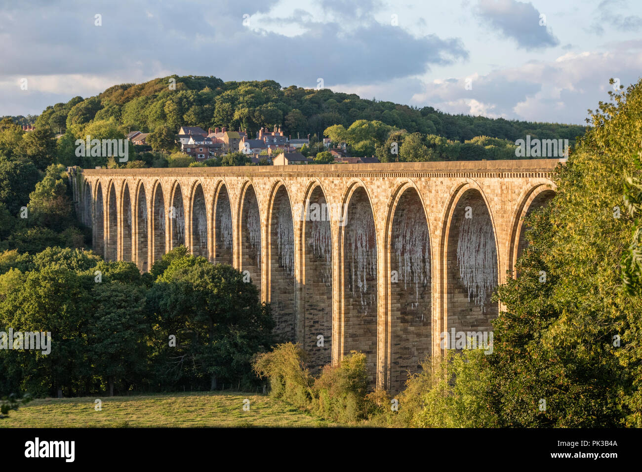 Il Viadotto Cefn sul il Chester e Shrewsbury linea ferroviaria, attraversando la valle di Dee a Cefn Mawr, Wales, Regno Unito Foto Stock