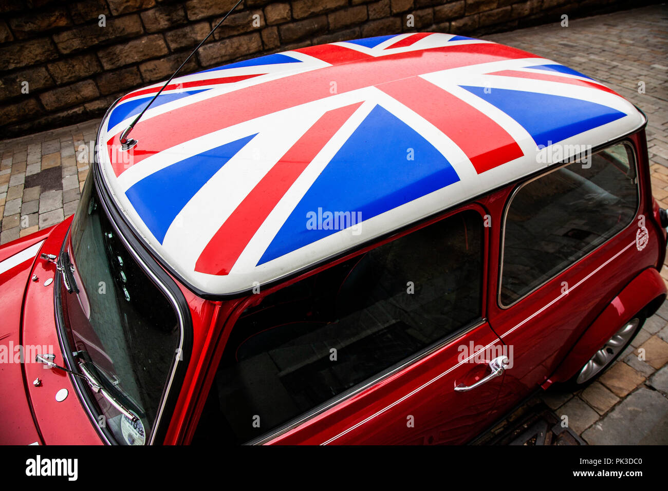 Un Rosso Mini Cooper e closeup wth un raccordo martinetto tetto da John Cooper Foto Stock