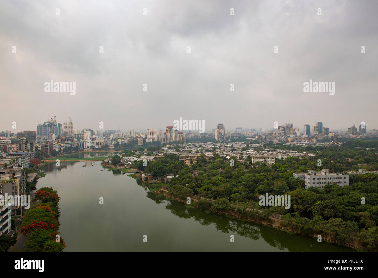 Un moody cielo sopra di Dhaka's skyline della città, il Bangladesh. Foto Stock