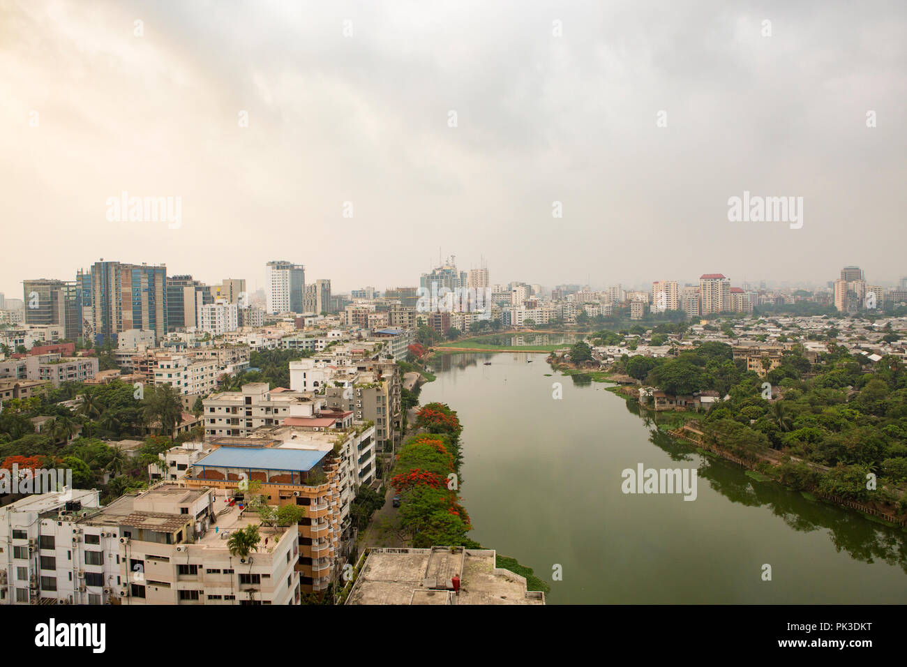 Un moody cielo sopra di Dhaka's skyline della città, il Bangladesh. Foto Stock