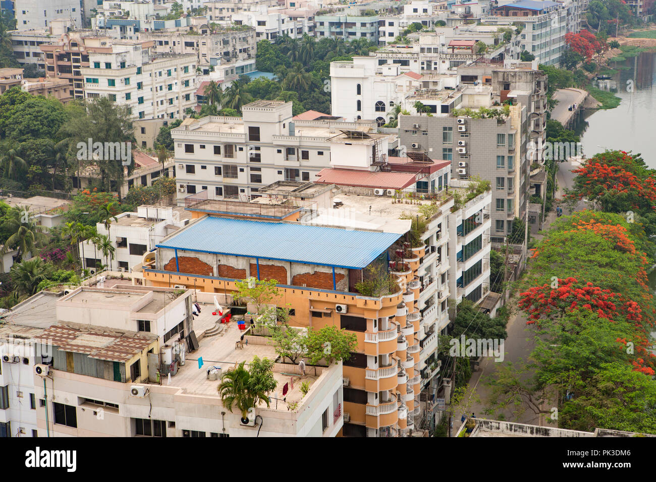 Una vista guardando verso il basso sui giardini sul tetto e blocchi di case e appartamenti a Dhaka, nel Bangladesh. Foto Stock