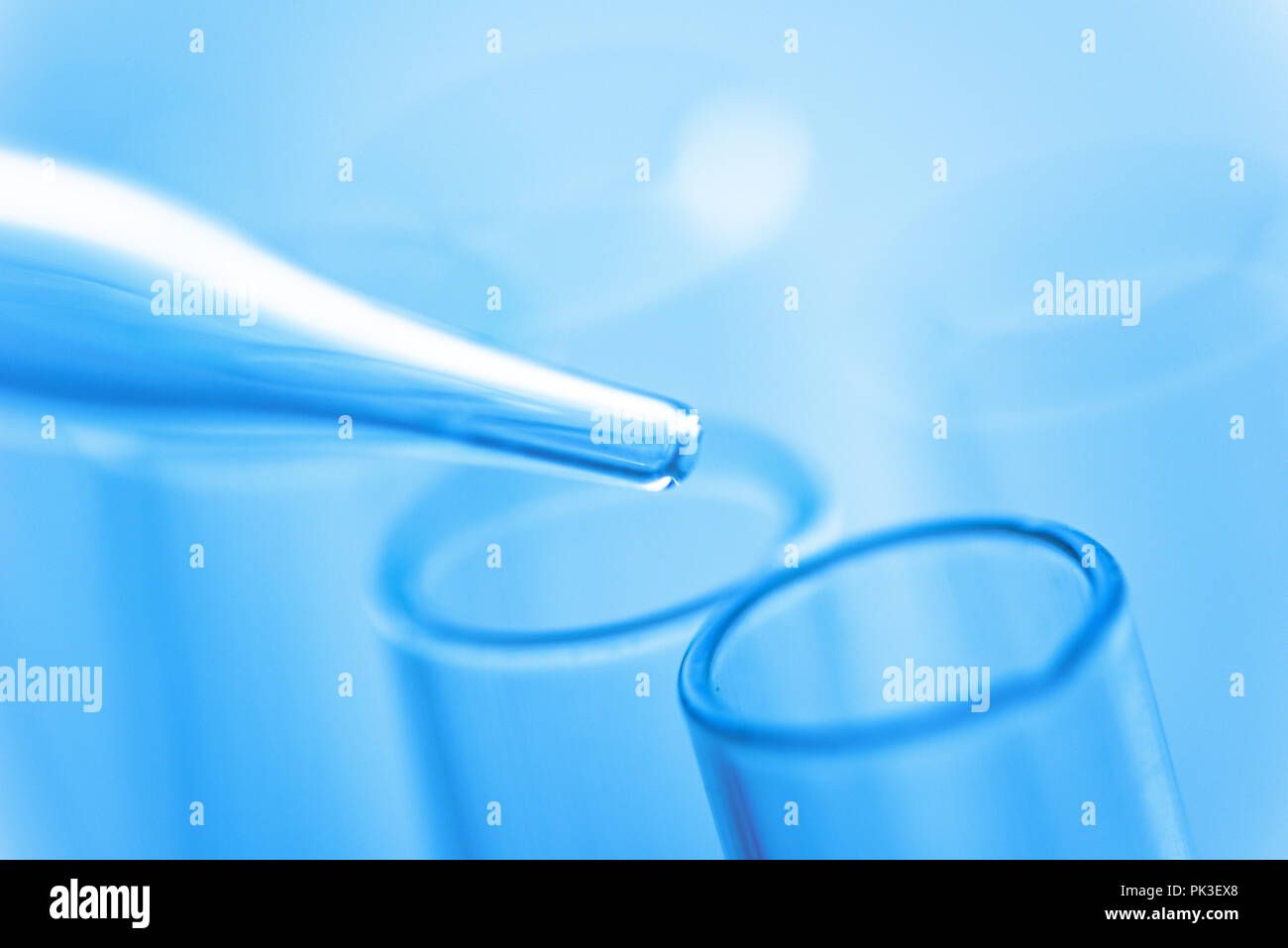 La scienza medica vetreria di laboratorio, apparecchiature scientifiche per la ricerca in medicina e chimica Foto Stock