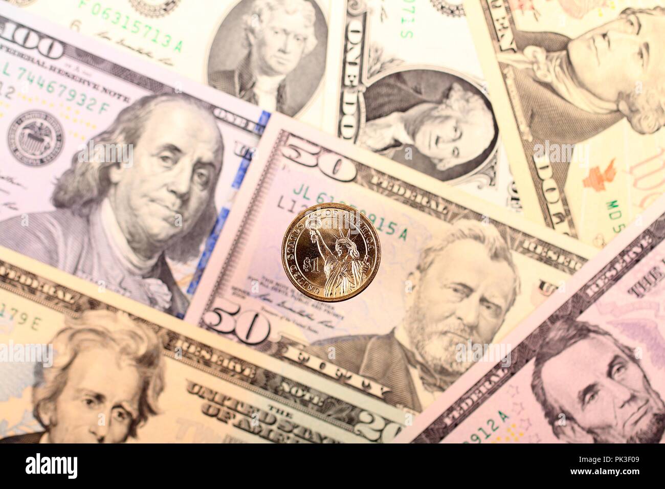 Dollar coin sullo sfondo delle banconote americane Foto Stock