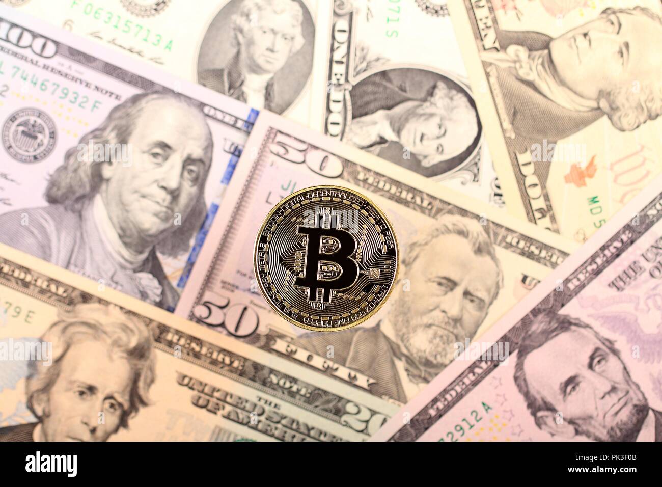 Bitcoin moneta sullo sfondo di banconote americane Foto Stock
