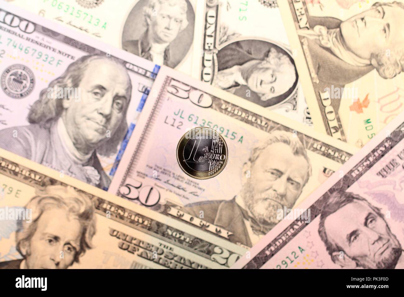 Euro moneta sullo sfondo delle banconote americane Foto Stock