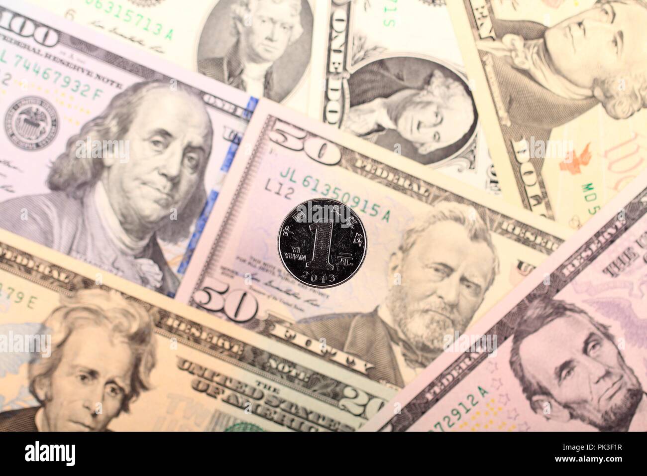 Yuan moneta sullo sfondo di banconote americane Foto Stock